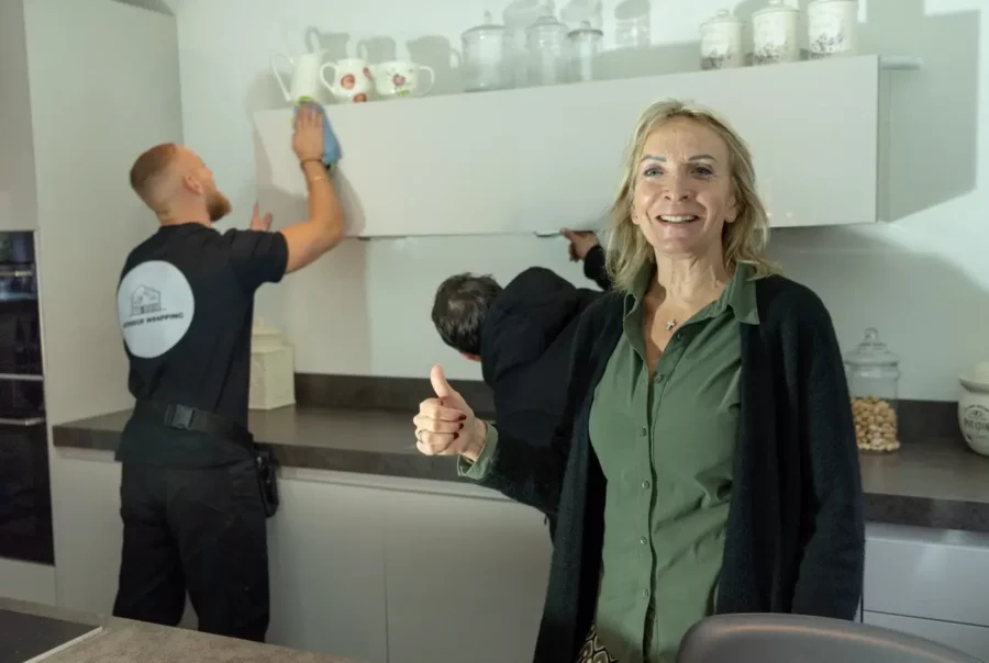 Tevreden klant bewondert vernieuwde keuken na interieur wrapping