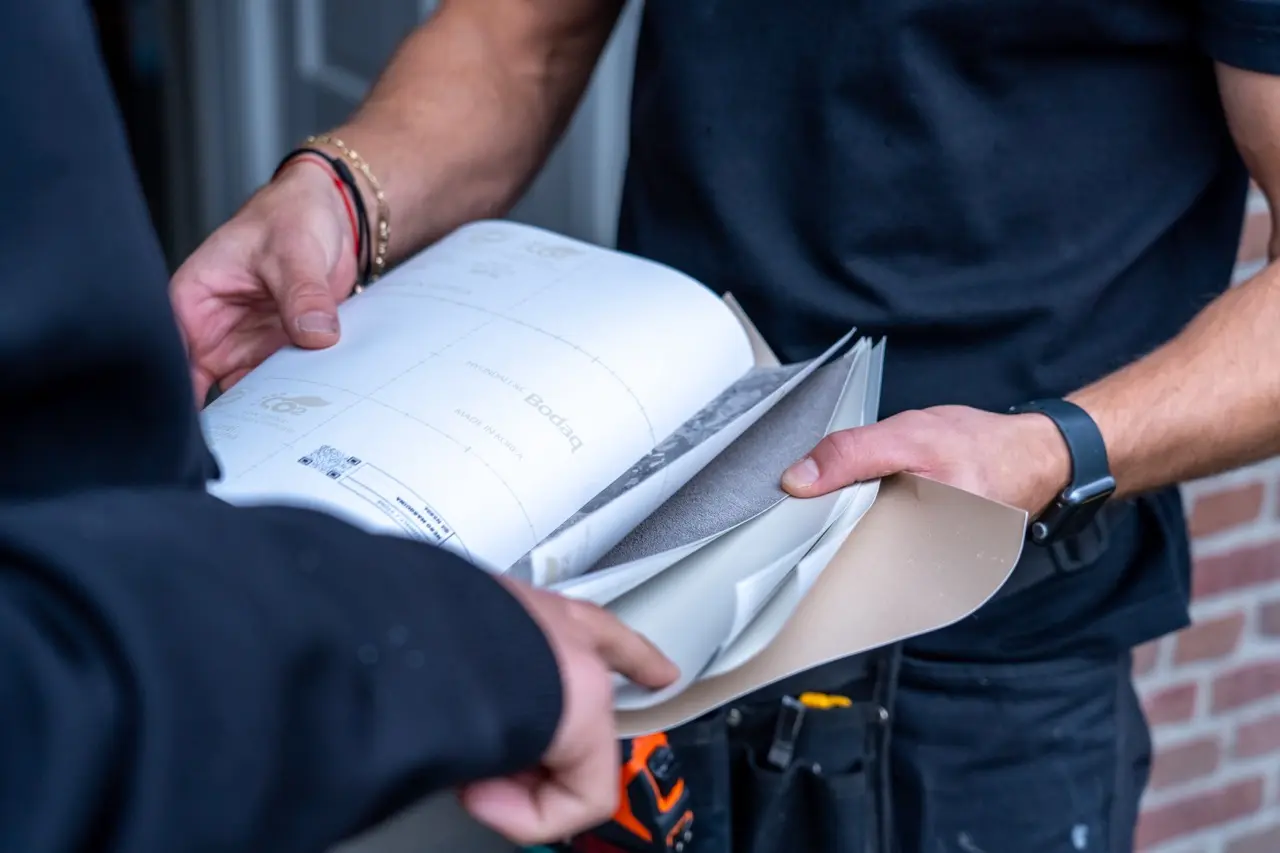 Klant bekijkt kleurstalen voor interieur wrapping