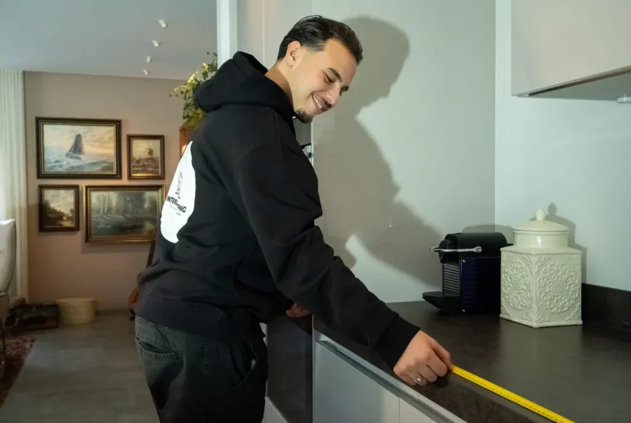 Specialist van Interieur Wrapping meet keuken op voor wrapping