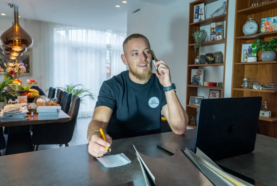 Interieur Wrapping medewerker bespreekt prijsindicatie met klant