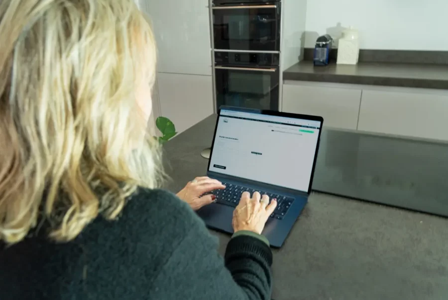 Klant vult online formulier in voor prijsaanvraag bij Interieur Wrapping